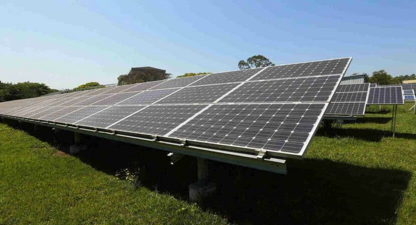 Quantas placas de energia solar são necessárias para um ar condicionado funcionar