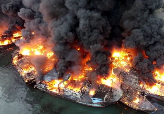 Incêndio navios porto de Muara Baru indonésia