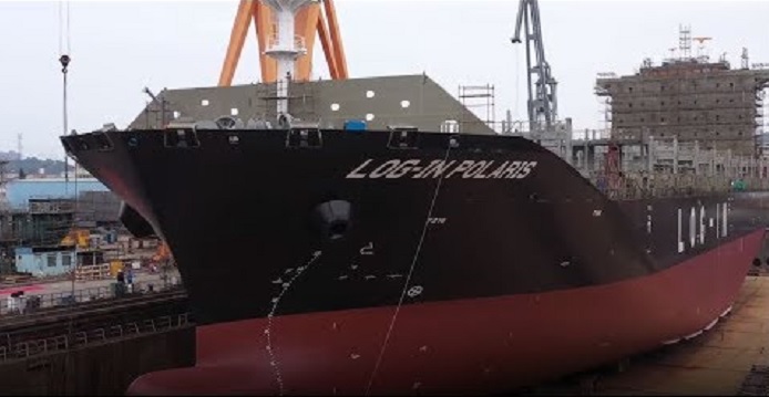 Log-In recebe navio