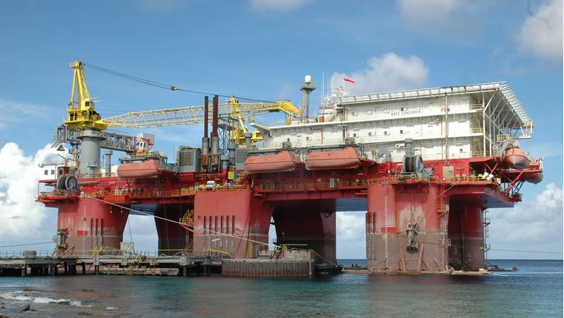 Astillero Enseada recibe plataforma para reparaciones