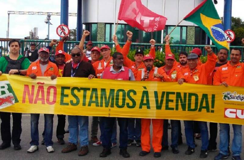 Empregados da Petrobras entram na justiça