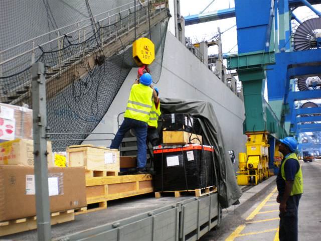Empresa de distribuição com vagas de emprego para auxiliares de logística sob regime temporário no PE