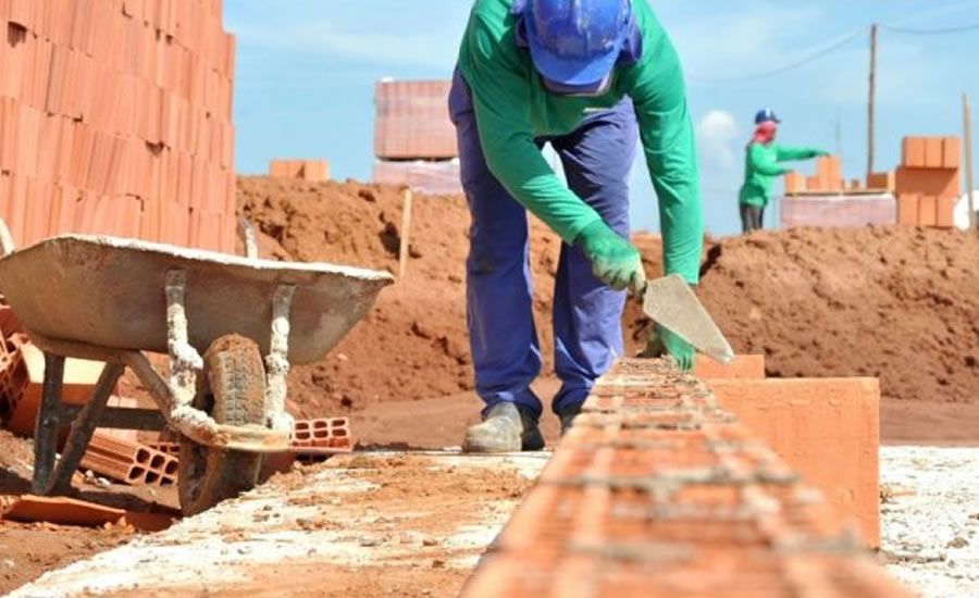 Bolsonaro comemora! Maior gerador de vagas de emprego no Brasil, a construção civil obteve o maior PIB desde 2013