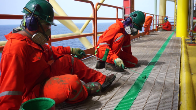 Contratos de óleo e gás em Macaé demanda vagas de emprego offshore para profissionais de pintura