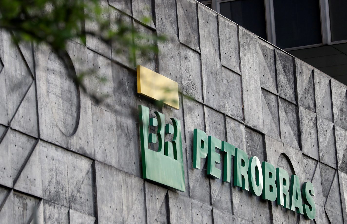 Petrobras pede desemboldo de 8 bilhões de dólares aos bancos para reforçar liquidez