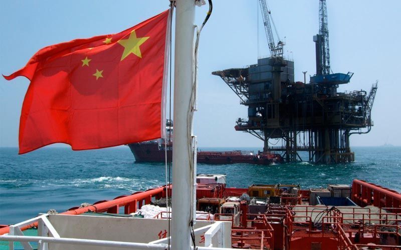 China se aproveita da queda abrupta do petróleo em 60 por cento e inicia compras de barris para garantir reservas emergenciais em meio a crise