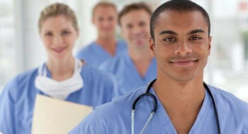 183 vagas de emprego para Técnico de Enfermagem e Enfermeiro; salários de até 5.674 reais