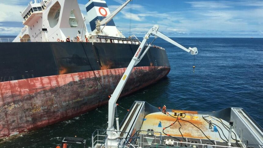 Marinha decide afundar o navio encalhado no Maranhão com minério de ferro da Vale