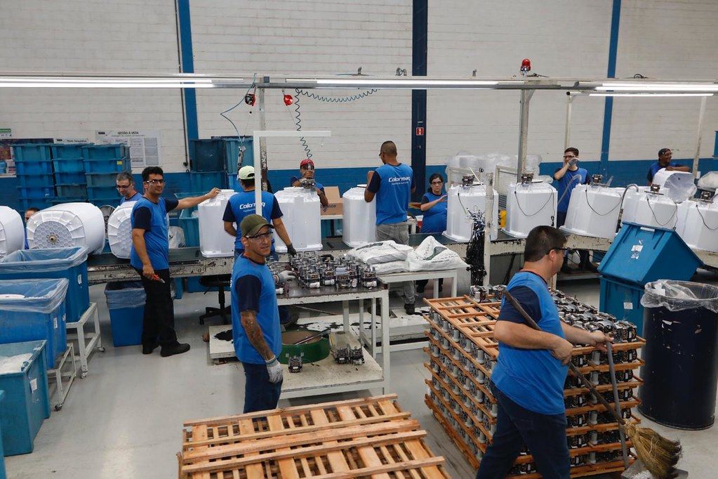 Mais de 60 vagas de emprego de ensino fundamental, médio e superior abertas ontem (23/07) em diversas funções pela fabricante Colormaq em São Paulo
