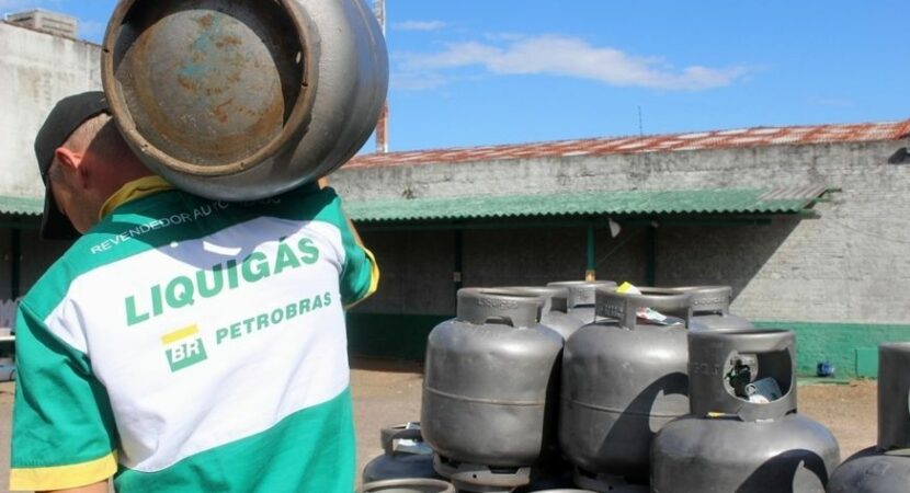 Petrobras vai doar 10 mil botijões de gás de cozinha para populações atingidas pela pandemia de coronavírus