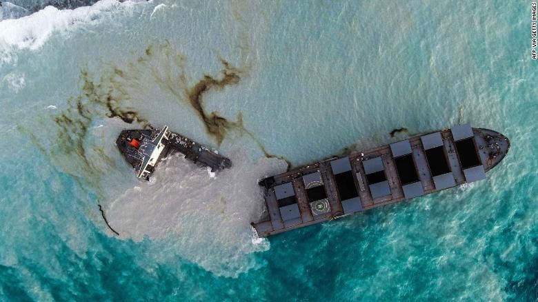Navio petroleiro rumo ao Brasil se partiu em dois e derrama quase mil toneladas de petróleo em recife nas Ilhas Maurício