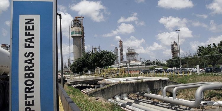 Cadastro de currículo em todas as funções para vagas de emprego em fábricas da Petrobras de fertilizantes nitrogenados da Bahia e de Sergipe (Fafen), hoje 14 de agosto