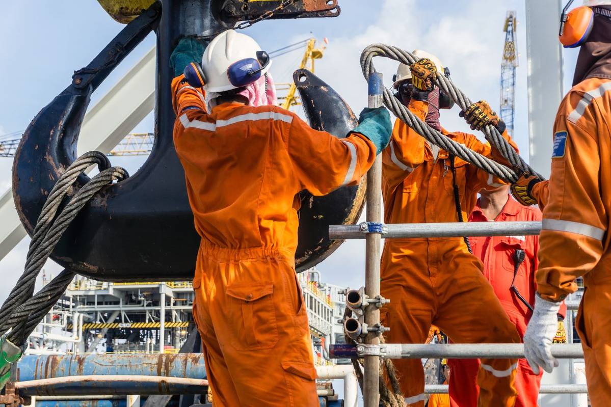 Contrato temporário no ramo de petróleo e gás demanda vagas offshore para operadores, técnico, oficial, enfermeiro e mais, neste dia 21