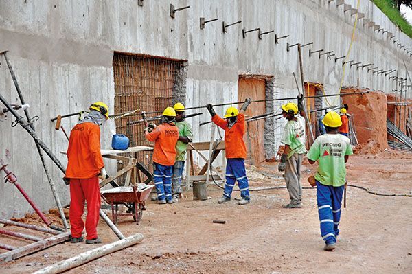 Projetos e obras da construção civil demandam vagas de emprego para encarregado, operador, motorista e mais profissionais com disponibilidade para trecho inicial em MG