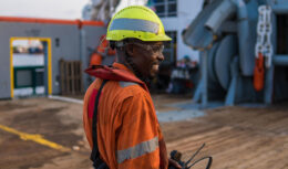 Prestadora de serviços no setor de petróleo e gás com vagas de emprego abertas em Macaé para atuar em regime offshore