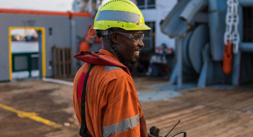 Prestadora de serviços no setor de petróleo e gás com vagas de emprego abertas em Macaé para atuar em regime offshore