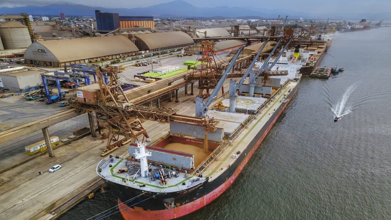 Navios de grande porte se tornam solução para suprir a falta de graneleiros, devido as Navios de grande porte se tornam solução para suprir a falta de graneleiros, devido as