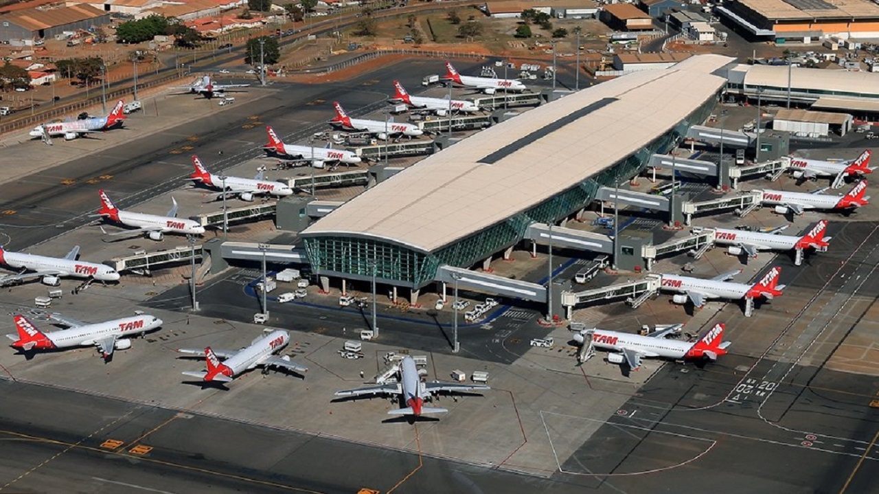 Aviões movidos a energia renovável no aeroporto de Brasília