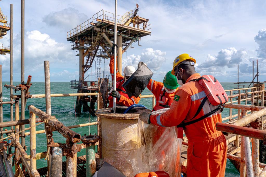 macaé - emprego - offshore - descontaminação - plataforma de petróleo - limpeza industrial - controle de pragas - limpeza externa de prédios