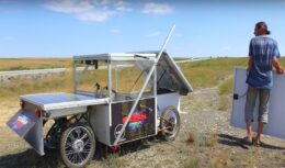Jovem - carro elétrico - energia solar - industria-automotiva