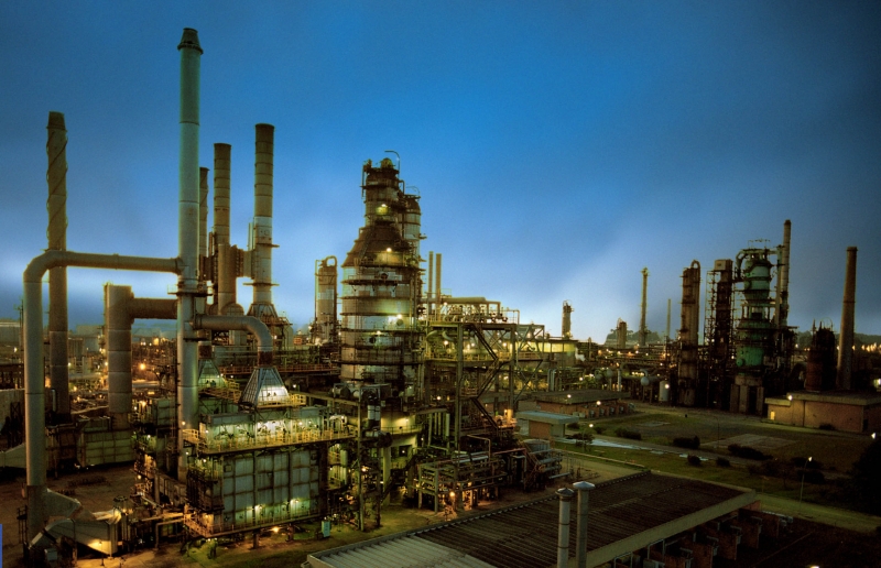 Petrobras possui refinaras, centros de pesquisas e plataformas de extração de petróleo, além de gasodutos e oleodutos