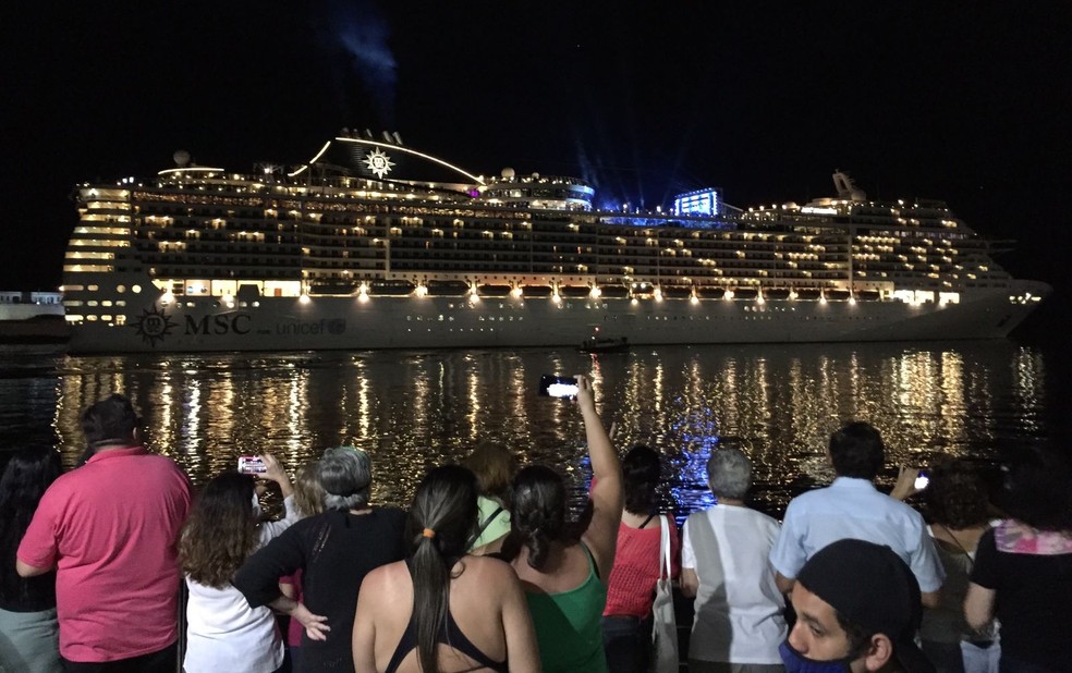 Multidão se reuniu para ver partida do primeiro navio de cruzeiros no Brasil após 20 meses. Fonte: Reprodução/Jornal A Tribuna