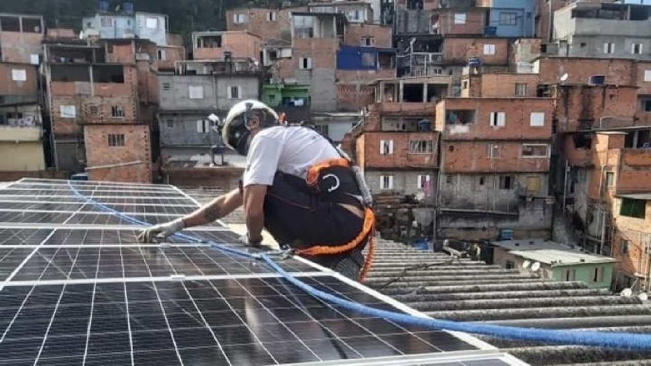 Favela - gerando falcoes - energia solar - painéis solares - SP - São Paulo