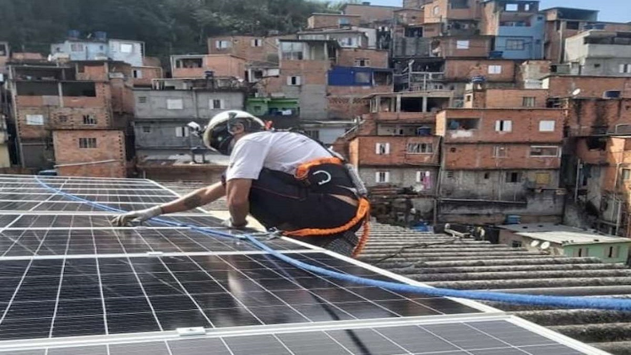 Comunidade - Favela de SP - energia solar - placas solares - painéis solares - América Latina -