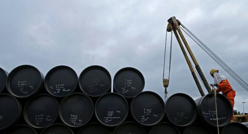 O conflito entre Rússia e Ucrânia fez o preço do petróleo disparar. A Petrobras monitora o mercado para tomar decisões sobre reajustes nos combustíveis no Brasil.