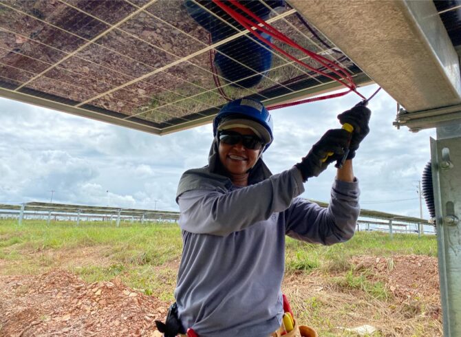 Comemorando o Dia Internacional das Mulheres, o município de Cuiabá revela como essas profissionais lutam para conseguir espaço no setor de energia solar fotovoltaica. Fonte: Reprodução