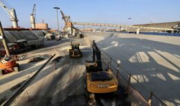As obras de construção do novo terminal de cargas do Porto de Paranaguá, administrado pela companhia Klabin, devem ser finalizadas ainda neste ano e, com isso, as operações de movimentação de cargas com foco na celulose poderão ser iniciadas