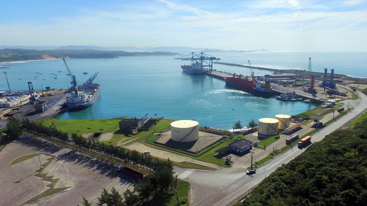 After a total investment of R$ 3.3 million in the energy network exchange project, the Port of Imbituba completes the works and now has a much more adequate infrastructure for on-site cargo handling and storage operations.