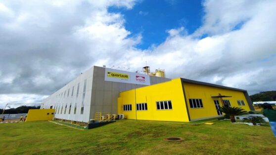 Quartzolit mortar is a material highly used in civil construction and the completion of the construction works of the new Saint-Gobain factory in Porto Velho marks the beginning of the company's new phase with the production of the product in this branch.