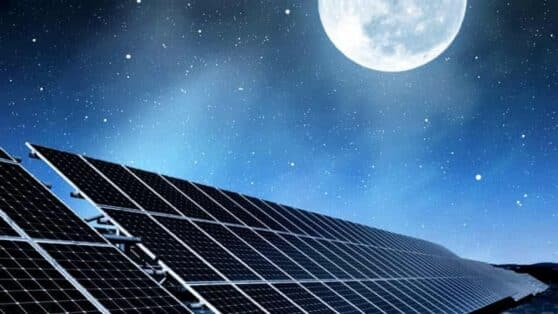Tecnologia de painéis solares gerando energia durante a noite