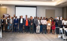 diplomatas e representantes da icro group no lançamento do programa avança moçambique
