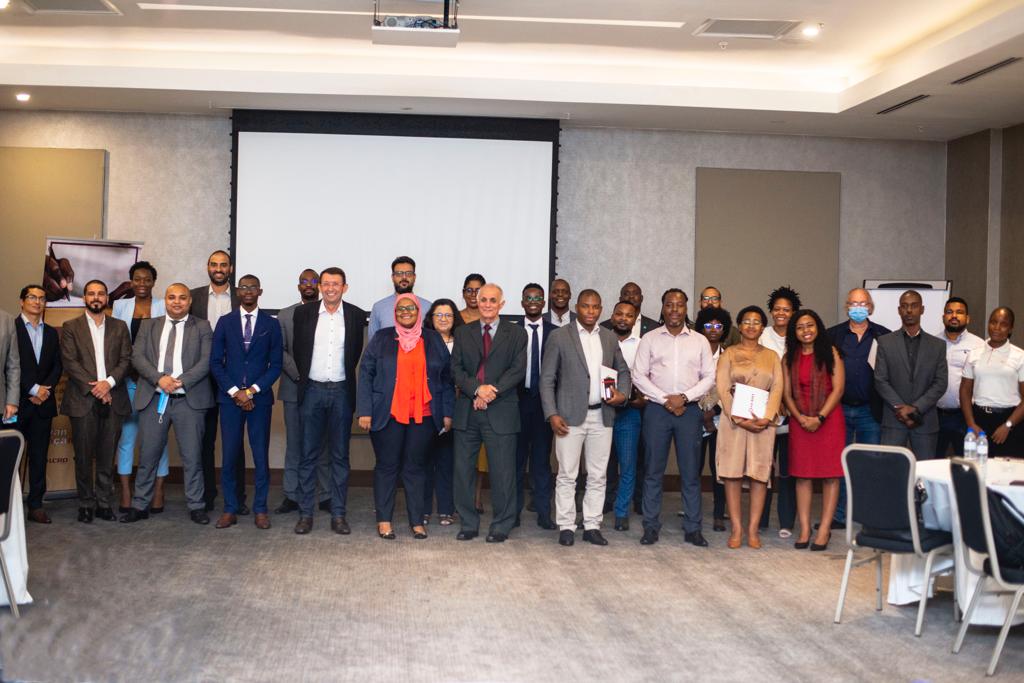 diplomatas e representantes da icro group no lançamento do programa avança moçambique