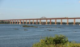 A nova ponte que será construída sobre o Rio Tocantins, em Marabá, irá expandir a capacidade de escoamento pela Estrada de Ferro Carajás do minério de ferro produzido pela mineradora Vale, que irá fazer um investimento bilionário no projeto
