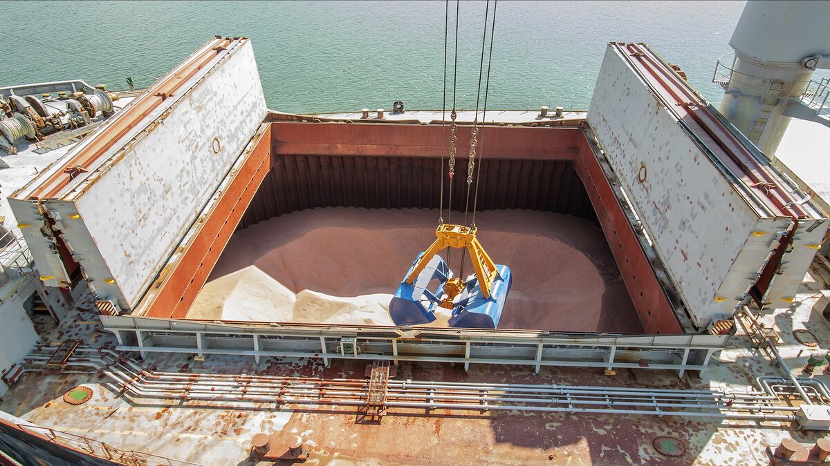 Com as novas regras de logística nos Portos de Paranaguá e Antonina, a produtividade nas operações de importação de fertilizantes aumentou em quase 30% e os navios estão conseguindo realizar o desembarque de forma mais organizada e eficiente