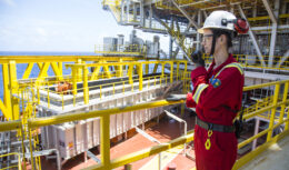 trabalhador offshore em plataforma de petróleo atendendo À Lei de segurança do trabalho