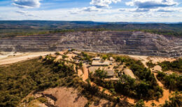 Sem prazo para as obras de alteamento da barragem do projeto de mineração MRDM, a Equinox Gold anunciou a suspensão provisória da exploração de ouro no local, uma vez que precisa garantir a segurança das operações na região