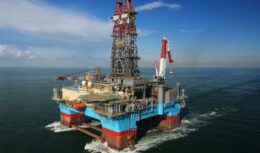 Após uma boa parceria com a Maersk, a Karoon estendeu o contrato com a companhia para a perfuração de outros dois poços de petróleo no Campo de Neon, localizado na Bacia de Santos, visando expandir a produção de combustíveis no Brasil