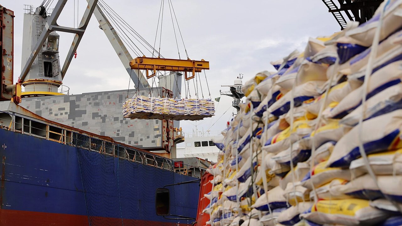 Bulk break ship carrying coffee in the port of Rio de Janeiro