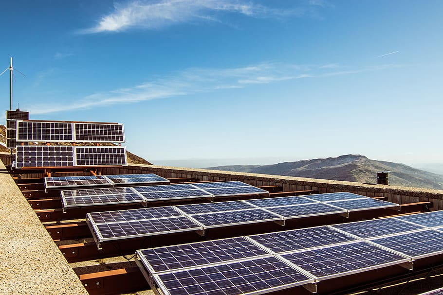 Painéis solares em ação. Importações cresceram no primeiro semestre de 2022.