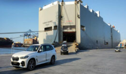 Os veículos da BMW que chegaram ao Porto de Itajaí pela operação de importação nesta semana passaram pelo processo de transporte pela tecnologia Roll On Roll Off no terminal do complexo, que está retomando de forma gradativa as operações com esse tipo de carga