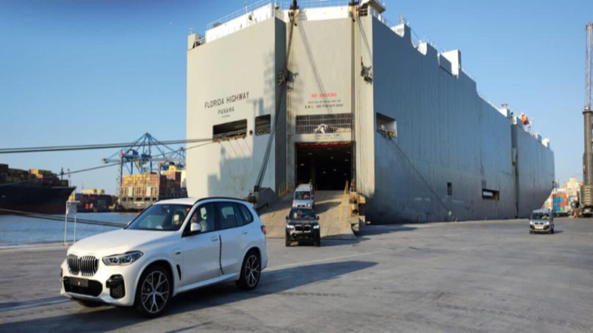 Os veículos da BMW que chegaram ao Porto de Itajaí pela operação de importação nesta semana passaram pelo processo de transporte pela tecnologia Roll On Roll Off no terminal do complexo, que está retomando de forma gradativa as operações com esse tipo de carga