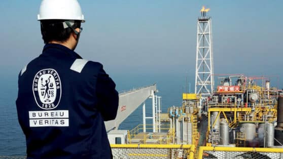 Bureau Veritas worker in an offshore unit symbolizing new horizons in contract with 3R Petroleum