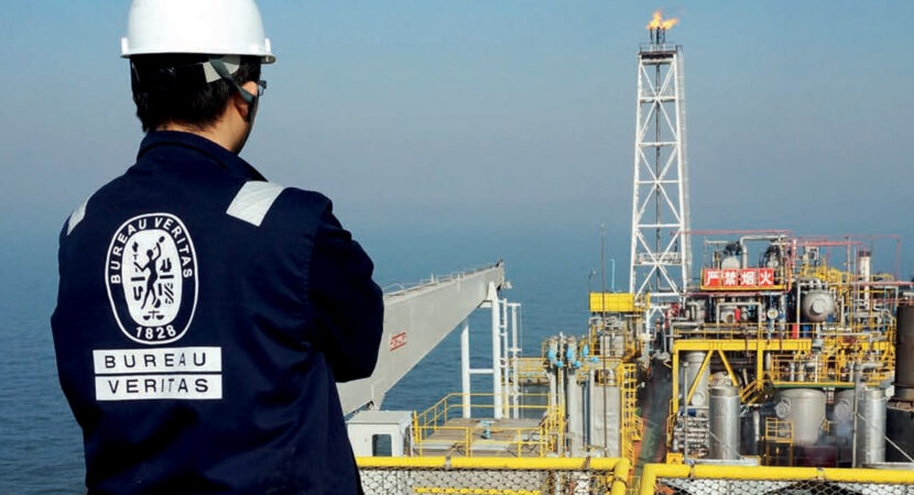 Bureau Veritas worker on an offshore unit symbolizing new horizons in contract with 3R Petroleum
