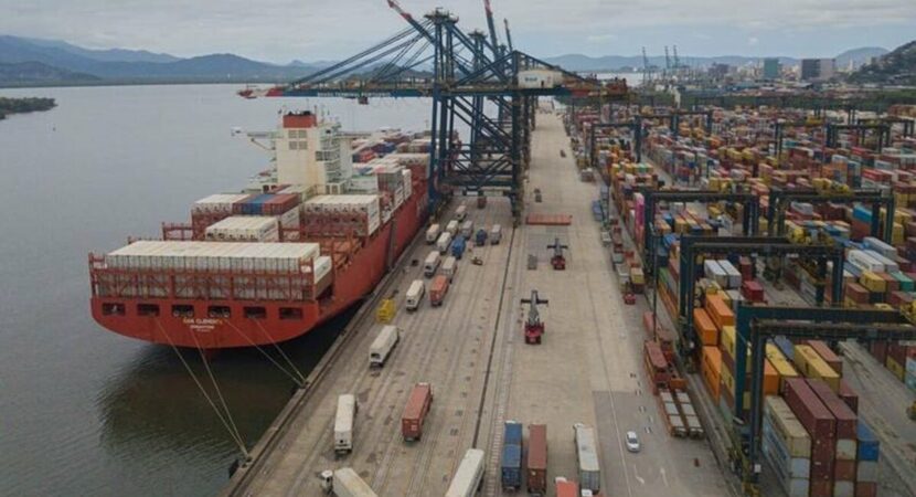 Com o atraso nas operações de exportação e navios acumulando nos portos nacionais, o cenário para o transporte de cargas no complexo se agrava e a Antaq confirma um preocupante gargalo dentro do setor portuário nacional neste mês de maio