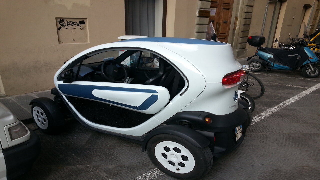 Carros elétricos já são comuns na Europa. Aqui, um na Itália.
