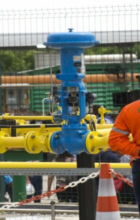 Para reduzir ainda mais a sua dependência do fornecimento de gás natural da Petrobras, a companhia cearense Cegás agora avança nas negociações com as fornecedoras Shell, PetroReconcavo e Galp em busca de contratos de compra do combustível